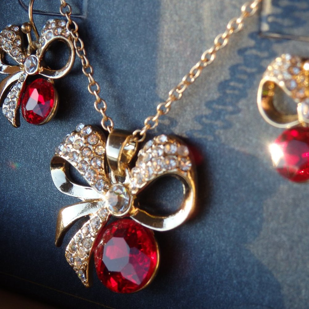 Monet Gold Ribbon Red necklace set
